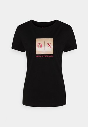 Schwarzes, körpernahes T-Shirt mit kurzen Ärmeln und einem beigen Quadrat mit rotem "A|X"-Logo sowie dem Schriftzug "Armani Exchange" unter der Brustmitte.