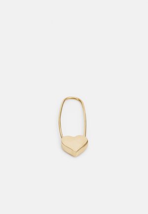 Pendente em forma de coração dourado com uma superfície lisa e polida, ligado a um simples laço dourado. Detalhes texturizados nas bordas.