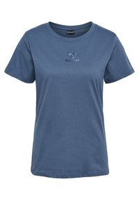 Niebieska bawełniana koszulka z okrągłym dekoltem, krótkimi rękawami i subtelnym wytłoczonym logo na piersi. Gładka tekstura i luźny krój.