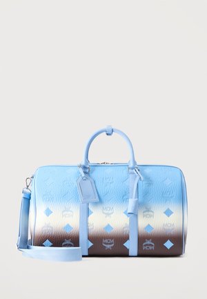 Blauw-bruine lederen duffeltas met verloopkleur, bovenhandvatten, verstelbare schouderriem, geperst MCM-logo patroon en eraan bevestigde bagagelabels.