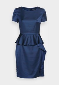 Marinblå satin klänning med korta ärmar, en peplum midja och en sidoflikdetalj. Har en dragkedja i ryggen.