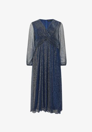 Marineblå kjole med lange gennemskinnelige ærmer, snoet frontdetalje og en flydende nederdel med subtile metalliske tråde for tekstur.