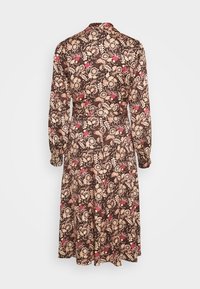 Robe marron à manches longues, ornée d'un motif floral dans des teintes crème et rose, avec un col boutonné et un détail taille ajustée.