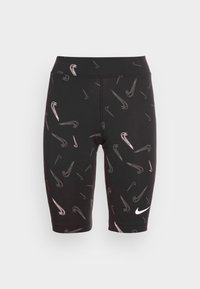 Svarta, åtsittande cykelshorts med ett upprepande mönster av vita Nike-swoosh. Tillverkade av elastiskt material, med en hög midja för extra stöd.