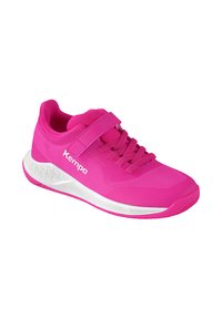 Roze sportieve schoen met een bovenwerk van textiel, veters en klittenbandsluiting, en een witte rubberen zool met gestructureerde details.