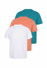 Trois t-shirts unis à manches courtes en blanc, corail et sarcelle, présentés empilés avec le dos vers l'avant sur un fond blanc.