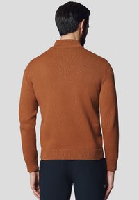Brązowy sweter dziany z prążkowanym kołnierzem i mankietami. Dopasowany krój, fakturowany materiał i prosty dół, odpowiedni do codziennego noszenia.
