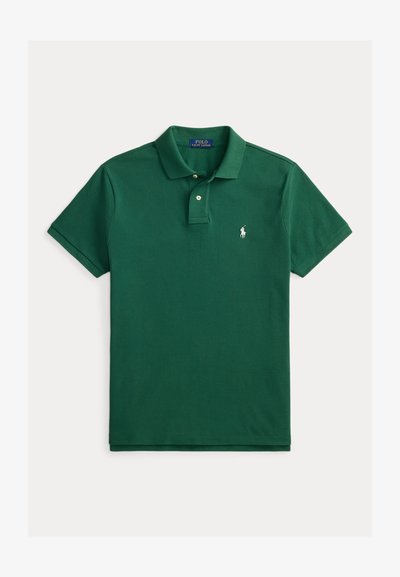 Σκούρο πράσινο κοντομάνικο πόλο Ralph Lauren με γιακά, κούμπωμα με δύο κουμπιά και μικρό λευκό κεντητό λογότυπο στο στήθος.
