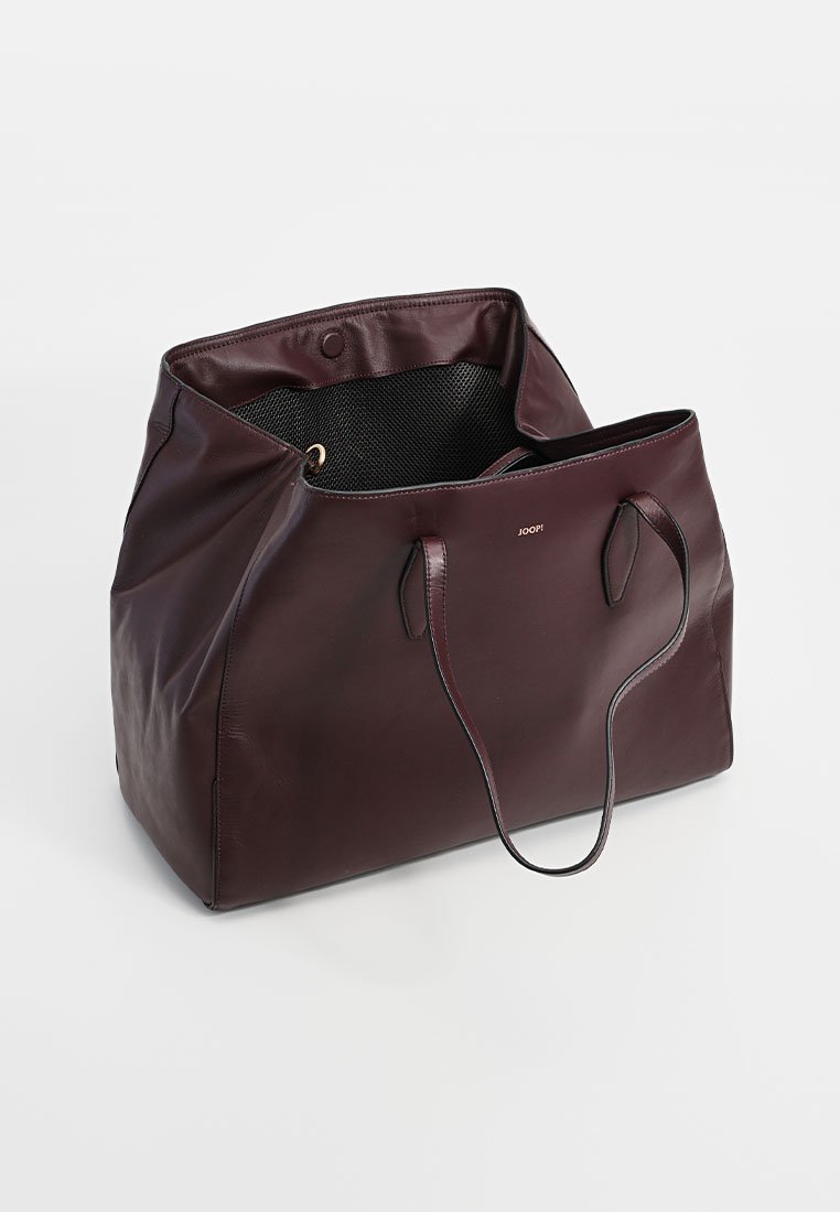 Burgunderfarbene Ledertasche mit geräumigem Innenraum, glatter Textur, kurzen Griffen und einem dezenten goldenen Logo auf der Vorderseite.