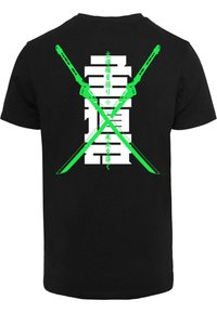 Sort bomulds T-shirt med krydsede grønne katana grafik og hvid japansk tekst på ryggen. Korte ærmer og normal pasform.
