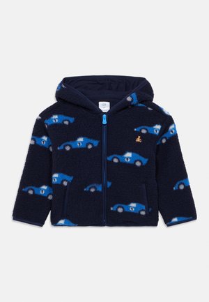 Marineblauer Fleece-Hoodie mit blauen Auto-Mustern, Frontreißverschluss und Taschen. Er verfügt über eine Kapuze und eine strukturierte Oberfläche. Goldenes Bärenemblem auf der Brust.