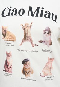 Six chats joueurs avec des légendes : bâillement, pose de super-héros, portant un chapeau et des lunettes, assis, portant un béret et s'étirant avec un texte humoristique.