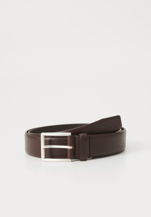 Ceinture en cuir brun avec une boucle en argent, posée à plat sur un fond blanc. Le design est simple et élégant, adapté à une tenue décontractée ou formelle.