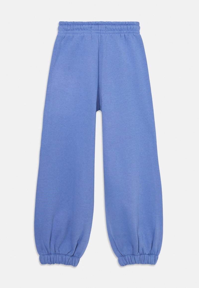 Pantaloni sportivi azzurri chiari realizzati in tessuto morbido, con una vita elastica e polsini arricciati alle caviglie, caratterizzati da un design dal taglio rilassato.