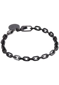 Bracelet en chaîne en métal noir avec des maillons entrelacés, finition mate et fermeture à clip. Comprend une petite étiquette ronde.