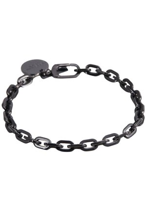 Schwarzes Metallkette-Armband mit verflochtenen Gliedern in matter Oberfläche und einem Verschluss. Beinhaltet ein kleines rundes Etikett.