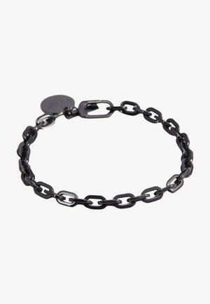 Schwarzes Metallkette-Armband mit verflochtenen Gliedern in matter Oberfläche und einem Verschluss. Beinhaltet ein kleines rundes Etikett.