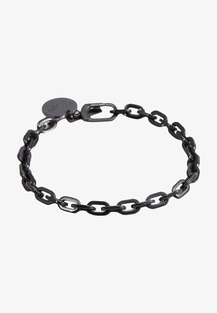 Bracelet en chaîne en métal noir avec des maillons entrelacés, finition mate et fermeture à clip. Comprend une petite étiquette ronde.