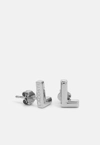 Pendientes de plata en forma de la letra "L", con marca grabada y un acabado pulido. Diseño compacto con un aspecto elegante y moderno.