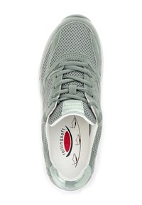 Hellgrüner Sneaker mit Netz- und Wildledertexturen, runder Zehenpartie, flachen Schnürsenkeln und weißer Gummisohle; verfügt über ein markiertes Innensohlen-Design.