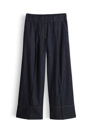 Jean bleu foncé à jambes larges, taille élastique, poches latérales et couture orange visible le long des coutures et des bas de jambes.