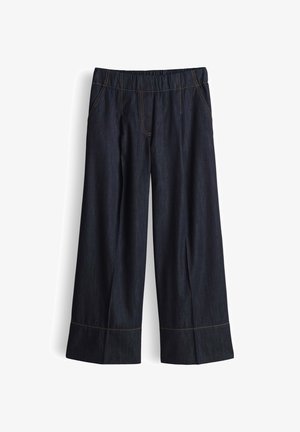 Jean bleu foncé à jambes larges, taille élastique, poches latérales et couture orange visible le long des coutures et des bas de jambes.