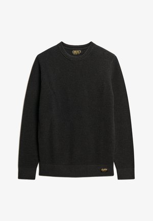 Pull en tricot gris foncé avec une texture côtelée, un col rond et une étiquette logo subtile sur l'ourlet. Manches longues et poignets ajustés.
