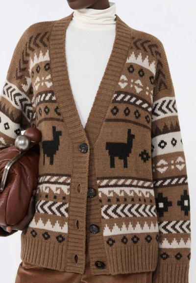 Cardigan lavorato a maglia marrone con un motivo geometrico che presenta lama nere, rifiniture bianche e marrone scuro, e cinque bottoni neri sulla parte anteriore.