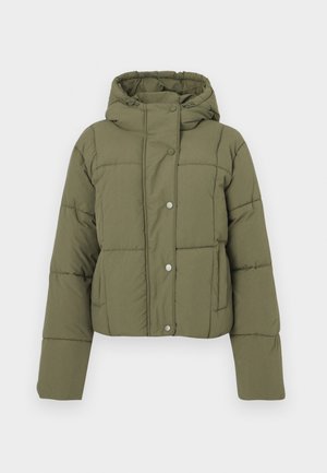 Oliven grønn kort puffjakke med hette, med en quiltet design, trykknapplukking og sidelommer. Myk, glatt tekstur.