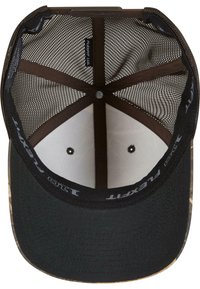 Zwarte pet met een brede rand, met een ademend gaasinterieur en een glad, effen onderpaneel. Accenten zijn een label en stikseldetails.