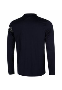 Marineblauwe longsleeve shirt met kraag, textuurstof en een stippenaccent op de linkerschouder. Zacht, aangesloten ontwerp.