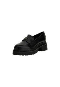 Mocassino in pelle nera con punta arrotondata, suola spessa e scanalata, e una fascia decorativa sulla parte superiore con un marchio in tonalità oro.