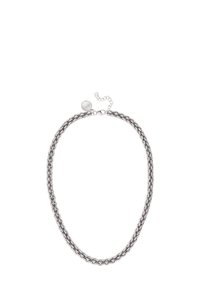 Collar de cadena en tono plateado con eslabones entrelazados, un acabado texturizado y un broche ajustable con un pequeño acento redondo.