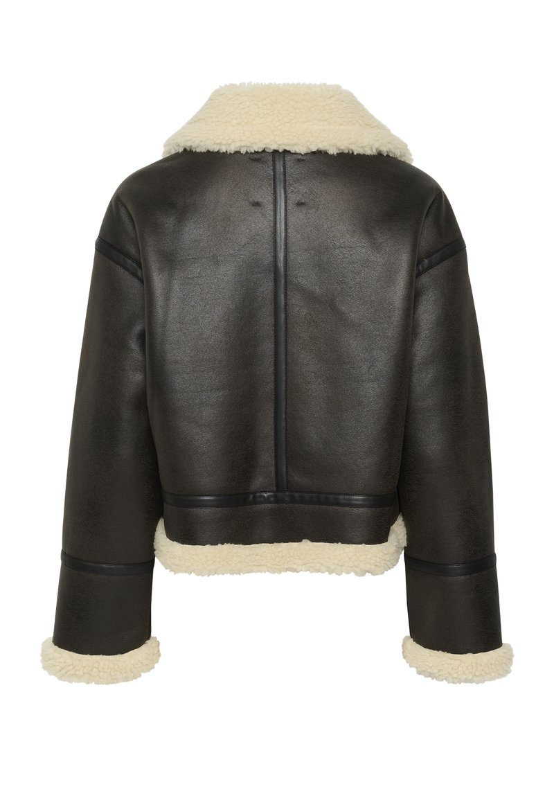 Giacca nera in finta pelle con colletto e polsini in shearling beige. Presenta una silhouette cropped e dettagli di cucitura in vista sulla schiena.