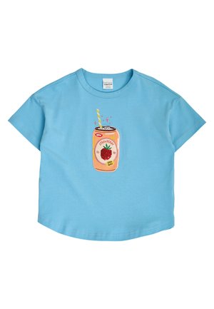 Hellblaues T-Shirt mit kurzen Ärmeln mit einer Grafik einer pfirsichfarbenen Erdbeer-Sodadose und einem gestreiften Strohhalm in der Mitte vorne.