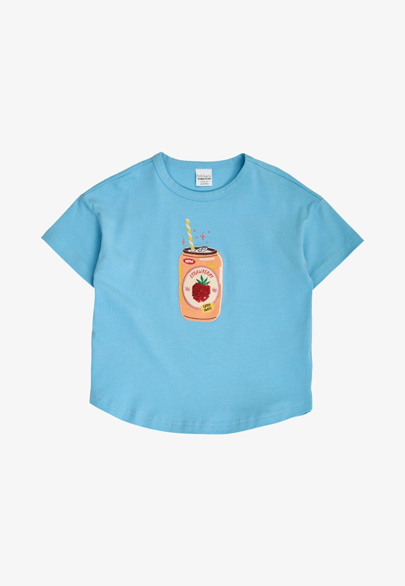 T-shirt bleu clair à manches courtes avec un graphisme d'une canette de soda à la fraise couleur pêche et une paille rayée au centre devant.