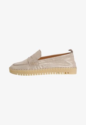 Krémové semišové slip-on boty s texturovaným povrchem, s prošíváním podél stran a lehkou gumovou podrážkou s výřezy.
