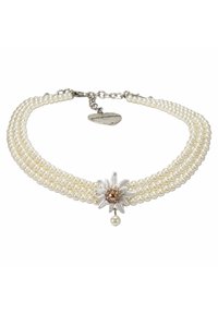 Perlen-Choker-Halskette mit drei Reihen weißer Perlen, ausgestattet mit einem silbernen Gänseblümchen-Anhänger mit braunem Mittelpunkt und einem kleinen Perlen-Drop.