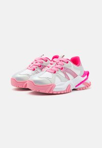 Scarpe sportive bianche e rosa con tomaia in rete, suola spessa rosa e lacci coordinati. Presentano accenti iridescenti e un design testurizzato.