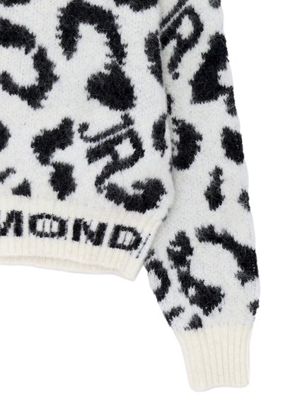 Maglione bianco con motivo astratto nero, dotato di colletto e polsini a costine. La scritta "DIAMOND" è lavorata a maglia nell'orlo. Tessuto morbido e testurizzato.