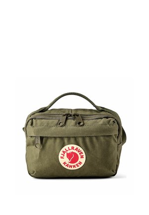 Estuche compacto Fjällräven Kånken verde oliva con doble cremallera, bolsillo frontal y asa superior exhibido sobre fondo blanco.