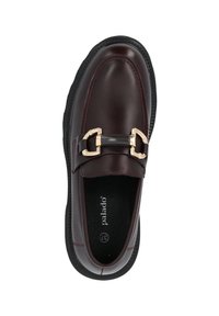 Mocassini sintetici marroni con finitura liscia, accessorio in metallo color oro, suola in gomma nera e soletta imbottita per il massimo comfort.