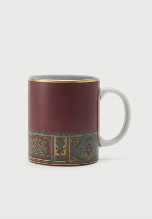 Tazza di ceramica color porpora con bordo dorato e un motivo ornamentale intricatamente decorato in turchese, oro e rosso attorno alla base, manico bianco sul lato destro.