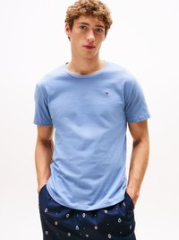 T-shirt di cotone azzurro chiaro a maniche corte con scollo rotondo, caratterizzato da un piccolo logo sul petto. Tessuto liscio.