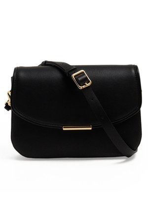 Czarna skórzana torba na ramię z złotą klamrą i prostokątnym metalowym akcentem na przedniej klapie, regulowany pasek ułożony ukośnie.