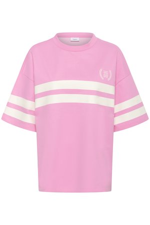 Roza bombažna majica s širokimi rokavi, z dvema vodoravnima belima črtama čez prsa in vezanim logotipom na levi strani.