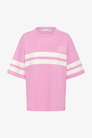 Rožinė medvilninė marškinė su plačiomis rankovėmis, ant krūtinės esančiomis dviem horizontaliomis baltomis juostelėmis ir logotipo siuvinėjimu kairėje pusėje.