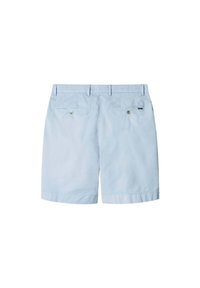 Shorts pour hommes bleu clair avec passants de ceinture et deux poches arrière, chacune fermée par un bouton.