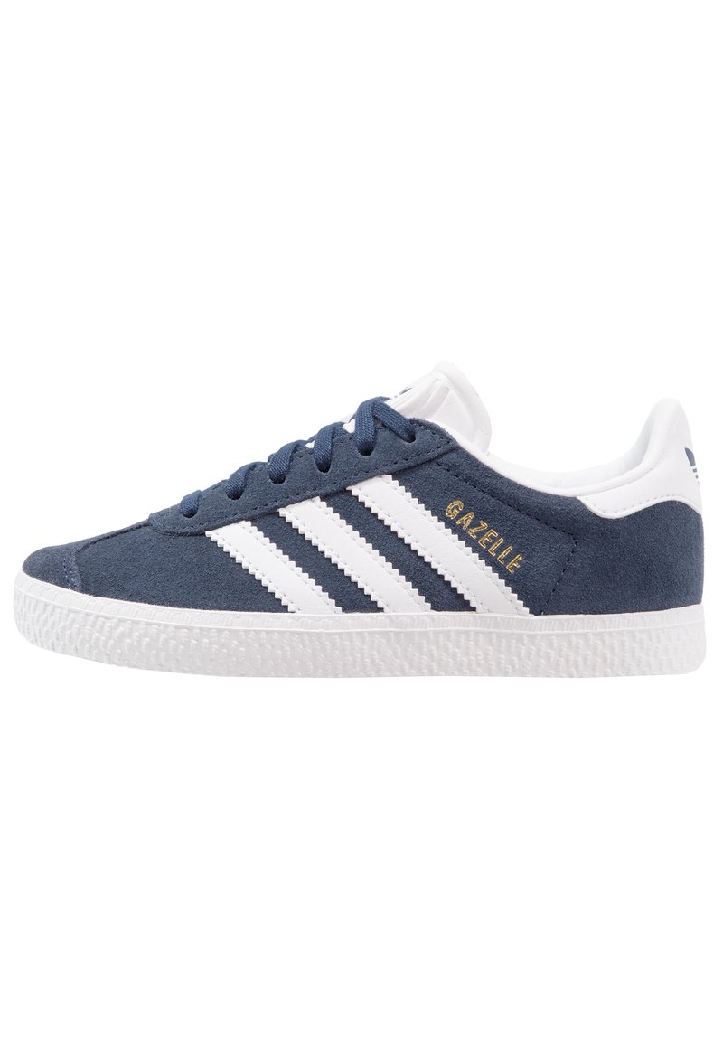 Marineblå mockasneaker med hvite tre-striper, teksturert gummisåle, og gull "Gazelle" branding på siden.