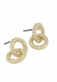 Guldtonade metalldetaljer i örhängen som består av tre hoplänkade cirkulära ringar med en strukturerad yta, fästa vid en enkel post.